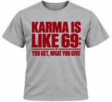 T-shirt cinzenta com frase Karma Is Like 69 em vermelho.