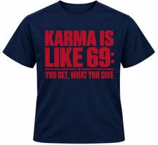 T-shirt azul-marinho com frase Karma Is Like 69 em vermelho.