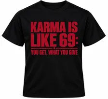 T-shirt preta com frase Karma Is Like 69 em vermelho.