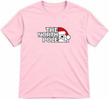 T-shirt rosa de Natal com inscrição The North Pole e gorro vermelho.