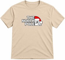 T-shirt bege de Natal com inscrição The North Pole e gorro vermelho.