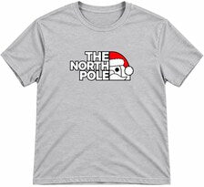 T-shirt cinzenta de Natal com inscrição The North Pole e gorro vermelho.