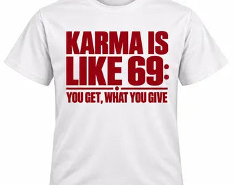 T-shirt branca com frase Karma Is Like 69 em vermelho.