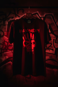 T-shirt Iron Maiden — frontal néon vermelho